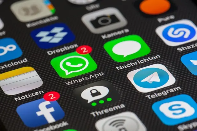 Comment utiliser les réseaux sociaux pour trouver des contacts