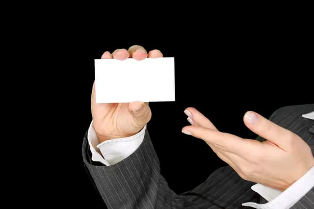 Comment utiliser les réseaux sociaux pour trouver des contacts