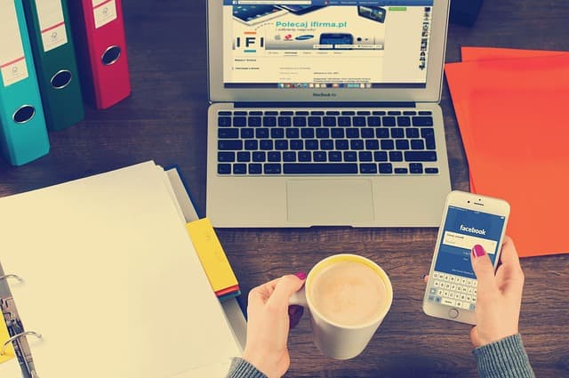 Comment utiliser les réseaux sociaux pour retrouver des contacts